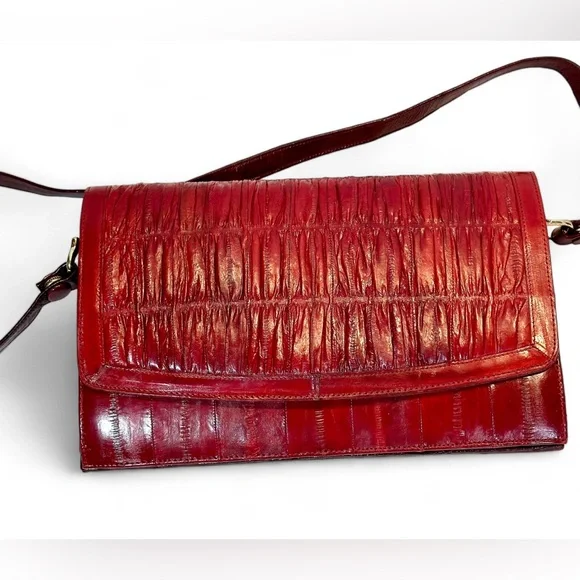 Red Eel Skin, Pleated/Gathered Front Flap Shoulder bag, made in Korea 1980s - Picture 14 of 14